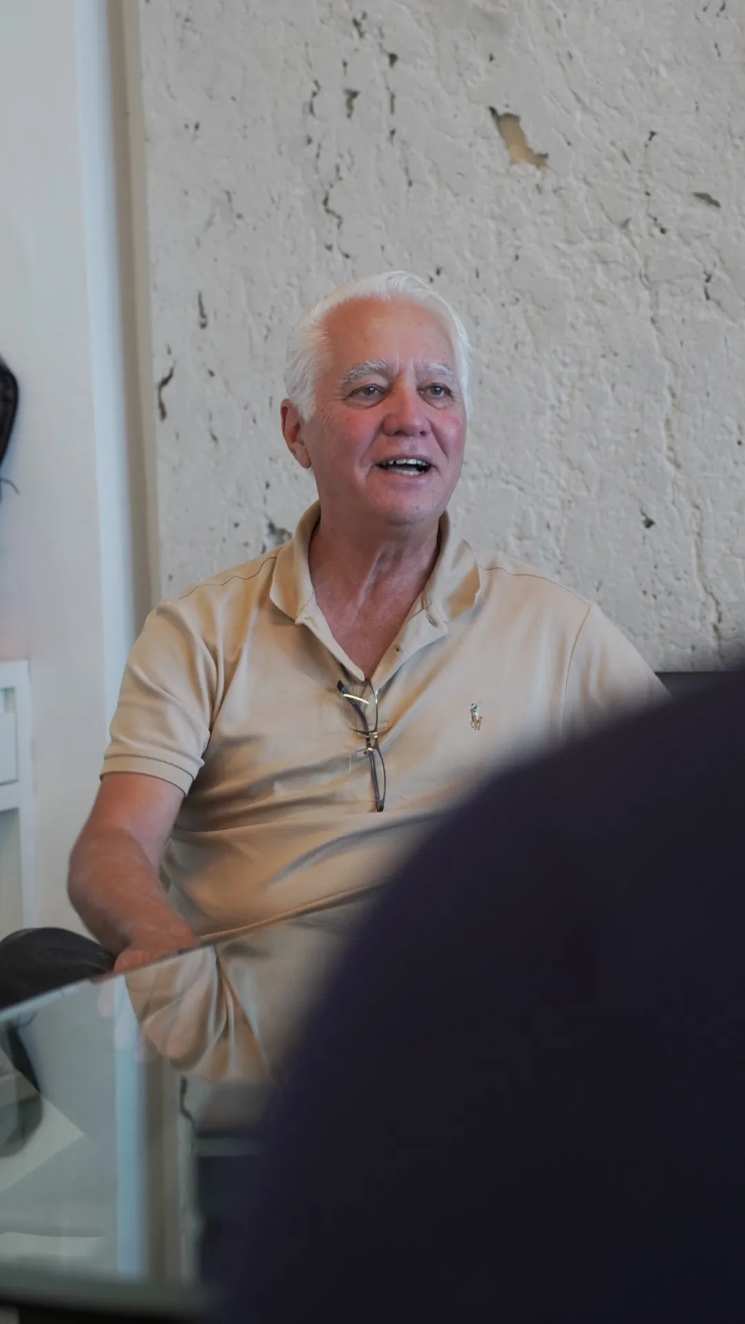 Olivier Cabanellas, sócio da Petra, conversando no showroom